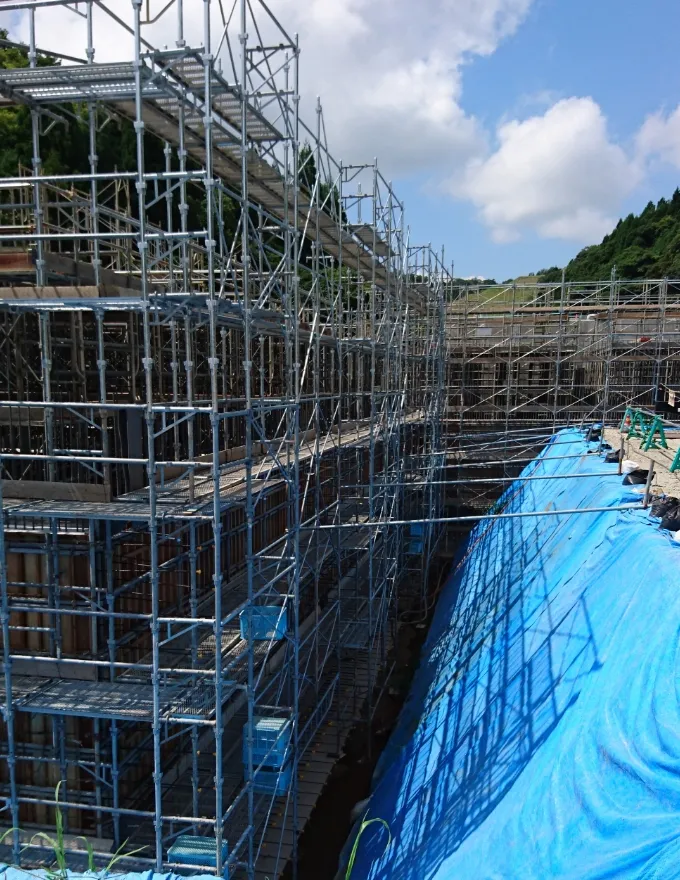 足場が組まれた建設中の建物