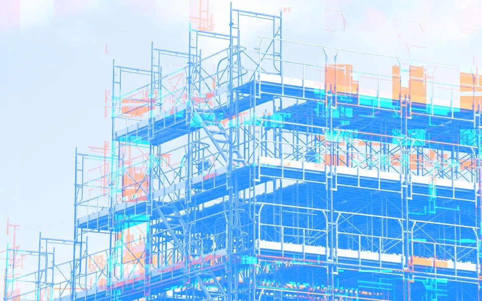 足場が組まれた建設中の建築物